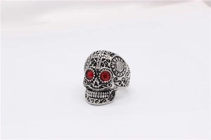 Macro de bague tête de mort gothique en acier vintage avec yeux en cristal rouge
