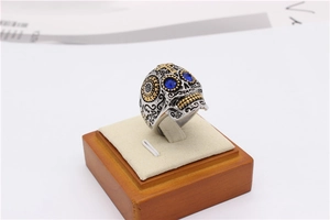 Détails de la bague crâne gothique rétro avec gemmes bleues et accents dorés