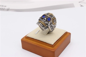 Vue macro de la bague tête de mort vintage avec strass bleus et détails dorés