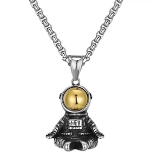 Détail du pendentif astronaute rétro avec visière dorée et chaîne à maillons métalliques