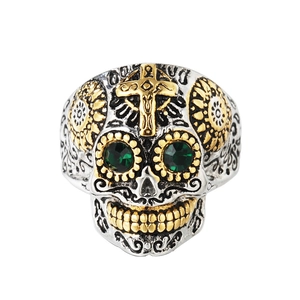 Bague tête de mort vintage bicolore avec yeux en pierre verte et relief en croix
