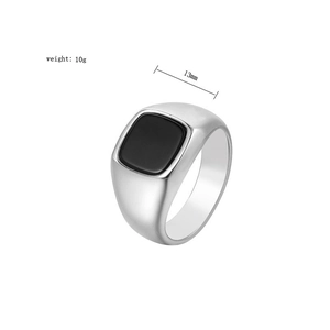 Detalle de anillo de acero inoxidable plateado con piedra negra cuadrada, 13mm de ancho