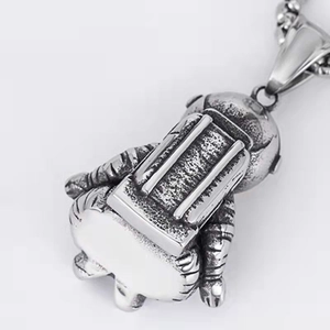 Collier pendentif astronaute argenté hip hop rétro avec détails de combinaison spatiale