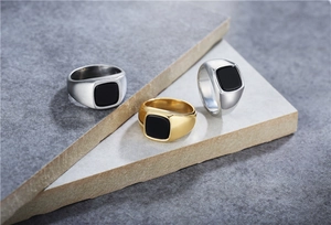 Tres anillos de sello para hombre en titanio con piedra negra en oro, plata y acero pulido