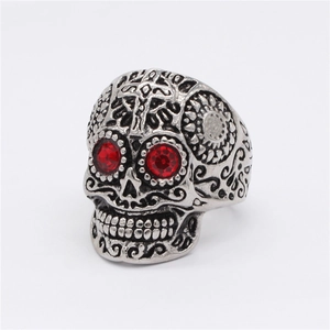 Bague tête de mort gothique en acier argenté avec yeux en strass rouges et gravure croix