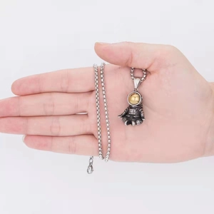 Collier astronaute vintage avec visière dorée et pendentif argenté sur chaîne box
