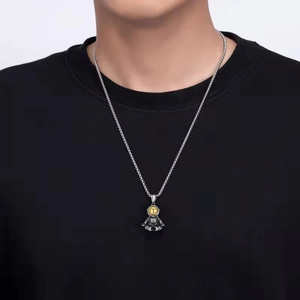 Collier pendentif astronaute hip hop avec détails argentés et dorés sur un modèle masculin