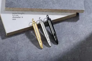 Détail du pendentif balle avec cristaux affichant les dimensions de 5,7 cm par 9 mm