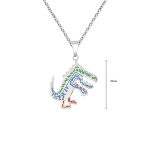Détail du collier pendentif dinosaure mesurant 31 mm avec motifs colorés sur fond blanc