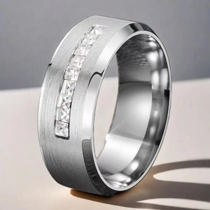 Bague pour homme en acier titane avec zircones carrés et finition brossée élégante