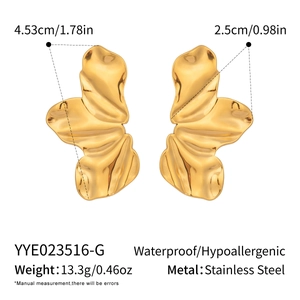 Vue détaillée de boucles d'oreilles pétales dorés avec texture de métal liquide