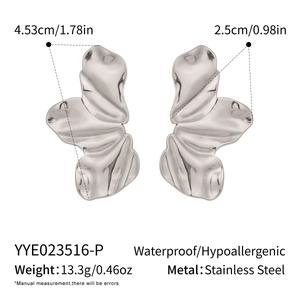 Vue détaillée des boucles d'oreilles vagues irrégulières en acier argenté avec mesures