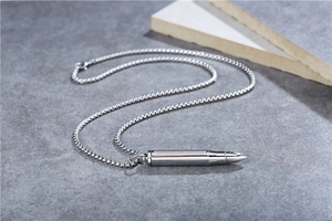 Détail du pendentif en forme de balle avec oxydes de zirconium sur fond pierre