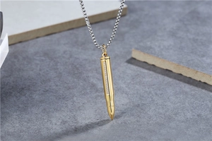 Détail du pendentif balle dorée avec oxydes de zirconium et chaîne à mailles vénitiennes