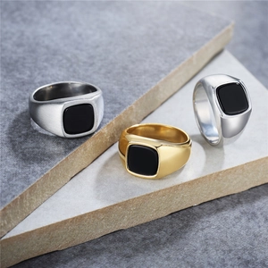 Tres anillos de hombre con ónix negro cuadrado en acero de titanio dorado y plata pulida