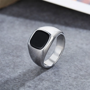 Anillo minimalista para hombre de acero inoxidable con piedra negra cuadrada sobre piedra