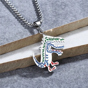 Collier avec pendentif dinosaure en acier titane avec détails colorés peints à la main