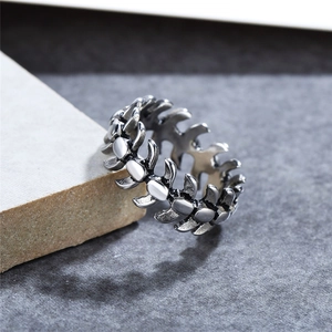 Retro punk style titanium steel ring with unique lizard bone and vertebral design