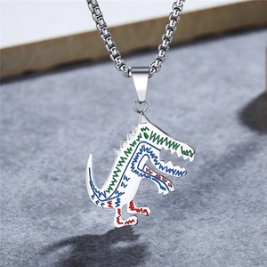 Collier pendentif dinosaure minimaliste en acier titane avec émail coloré sur fond de pierre