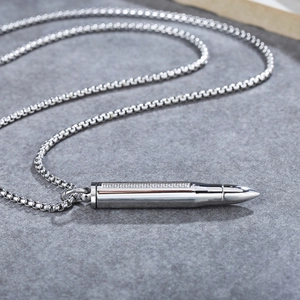 Collier avec pendentif balle en argent serti de zircons et chaîne à mailles carrées