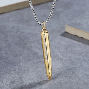 Collier avec pendentif balle dorée et zircons brillants sur une chaîne maille miroir