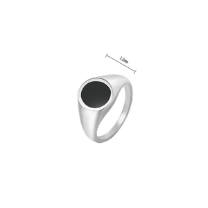 Détail d'une chevalière ronde noire de 12mm en acier inoxydable argenté poli