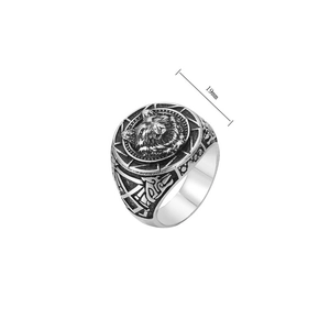 Vue détaillée du relief de tête de loup rétro et des motifs géométriques de la bague