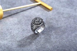 Vue macro d'un relief de tête de lion rétro sur une bague pour homme en acier antique