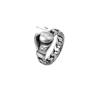 Detailansicht Boxhandschuh Ring aus Edelstahl mit 11mm Breite und Panzerkette Design