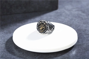Détail de la bague Viking avec relief de tête de loup dorée et totems géométriques nordiques