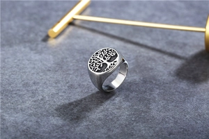 Dettaglio dell'anello a sigillo vintage Albero della Vita con finitura ossidata nera