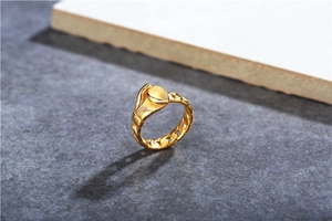 Nahaufnahme des vergoldeten Boxhandschuh-Rings mit filigranem, hohlem Kettendesign