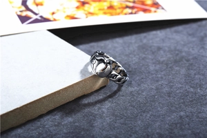 Makro-Detail eines silbernen Vintage-Rings mit Labubu-Charakter und Kettenarmband