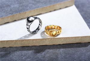 Detailansicht der Retro Boxhandschuh-Ringe mit Panzerketten-Band in Gold und Silber