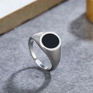 Bague chevalière ovale minimaliste pour homme en acier inoxydable brossé argenté