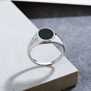 Bague minimaliste en acier titane argenté avec incrustation d'émail ovale noir chic