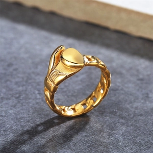 Vintage goldener Herzring mit Reliefdetails und durchbrochenem Kettenband