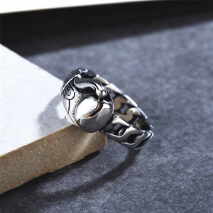 Vintage-Punk Boxhandschuh Ring aus Titanstahl mit schwarzem Oxid-Finish