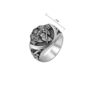 Gros plan sur bague vintage argentée de 20 mm avec relief d'ailes d'ange et d'épée