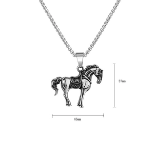 Dettaglio ravvicinato del ciondolo a cavallo argento antico con misure 37mm x 45mm