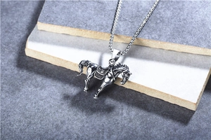 Dettaglio del ciondolo a cavallo in acciaio argento vintage su catena a maglia quadra
