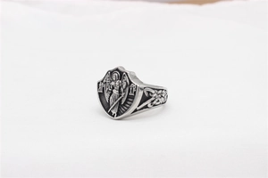 Détail d'une bague vintage en acier inoxydable avec relief de l'Archange Michel