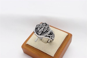 Détail d'une bague sceau vintage argentée avec relief de l'archange Saint Michel