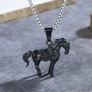 Collana vintage in acciaio inossidabile con un ciondolo a forma di cavallo nero