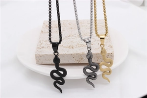 Detail van slangenhangers in mat zwart, vintage zilver en goud met stevige box kettingen