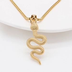 Gouden slangenketting met gedetailleerde schubben en een verfijnde metalen kralenketting