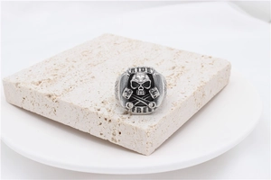 Détail d'une bague punk rétro tête de mort avec gravure Ride Free et pistons