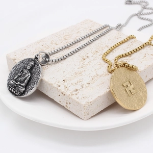 Collana con ciondolo Buddha e Swastika in oro e argento con catena a sfere elegante