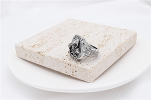 Détail d'une bague tête de mort punk rétro avec gravure RIDE FREE en acier robuste
