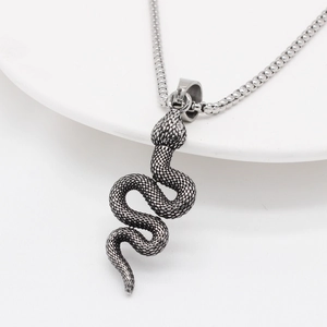 Modieuze vintage zilveren slangenketting met gedetailleerde schubben en lange kralenketting